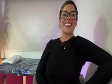 Mi psicólogo viene a mi terapia mensual y terminamos hablando de sexo muy caliente - Parte 1