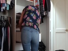 El hijastro me registra vestirme, y le doy permiso para correrme en mi trasero.