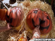 Follando dos grandes culos de calabaza
