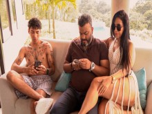 Madrastra descarada se folla a su hijastro mientras su marido sale a atender una llamada