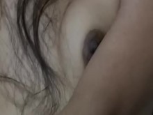 Joven latina de 18 años se excita cuando la masturbo y le encanta mi gran polla gruesa