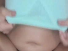 Milf española con tremendas tetas súper cachonda en la cama