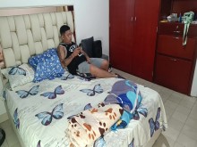 Sexo casero entre morenas calientes: amigos de la universidad follan mutuamente