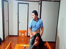 Sexo antes del desayuno en la mesa del comedor con una madrastra sorprendida