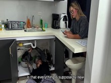 El fontanero me folla duro mientras mi novio cornudo me llama - JULIANA ROSE