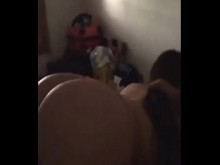 Chica culo chupado una rica verga al dueño de la casa