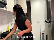 Milf descarada se folla al novio de su hijastra que cree que ella es la única