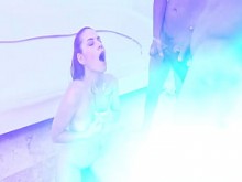 MICHELLE ANDERSON es follada fuertemente por el culo Orinando. SALTO