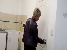 MADRASTRA CALIENTE POR FALTA DE POLLA, HACE QUE SU HIJO EYACULE TRES VECES EN SU CULO