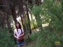 Fotógrafo se folla a una modelo madura con medias de red rojas después de que ella le mama la polla