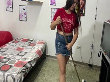 mi vecino me hace la visita cnado no hay nadie en la casa se entra a mi cuarto  a follar  mi coño gordo