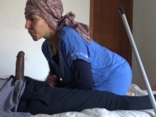 ¡Esta mujer musulmana está en shock! Saco mi gran polla negra para mi sirvienta turca.