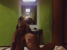 LIBERANDO A LA BESTIA EN UNA PEQUEÑA NENA CALIENTE