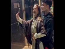 Conocí a un gato gordito en la pagoda, lo llevé, lo chupé en el auto mientras el cornudo conducía y lo pasé bien en el dormitorio - COMPLETO EN ROJO