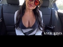 La modelo británica Kylie Jones recibe una follada anal en público en España