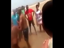 Follada mozambiqueña en la playa