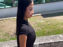 Pequeña adolescente de 19 años con enormes tetas naturales se embarca en una aventura en un sex shop con un hombre blanco con una gran polla