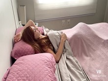 Espio a mi madrastra mientras se masturba viendo porno, ella me descubre y me invita a probar su rico coño