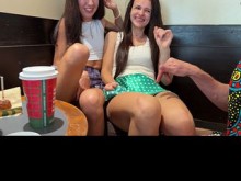 Los chicos no pudieron resistirse cuando nos quitamos las bragas en un café y nos pusimos tapones en el culo.