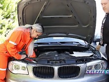 El chico al que fui a arreglar el auto estaba loco y cuando descubre mi overol roto se calienta y me folla encima del auto.