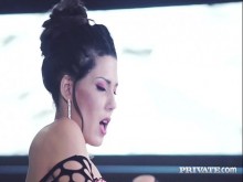 Alexa Tomas es dominada por dos pollas duras