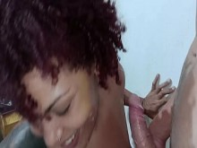 joven con verga enorme me folla el culo mientras el cornudo mira y se pone cachondo