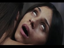 Sexo lésbico interracial con vampiros - Chica negra hipnotiza y domina a una esclava latina de grandes tetas falsas