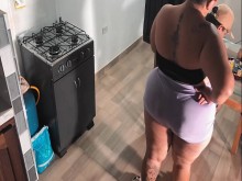 Mi vecina me ayuda a pasar la noche y al final me dan una buena cogida