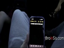 Follando silenciosamente a mi hermanastra en el asiento trasero de un viaje familiar: Dee Williams, Penelope Snaps, Joshua Lewis