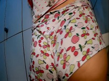 joven sirvienta se folla al hermano de su marido de pie en el baño