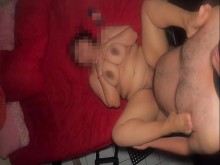 Esta puta esposa con enormes tetas naturales es follada en el coño por el jefe de su marido &vert; Follada completa en ROJO