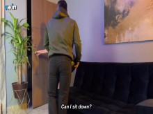 Repartidor lleva su paquete a casa de una cliente tetona cachonda que quiere algo más