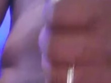 Me hice una paja brechando la vecina mientra se bañaba