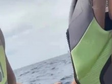 Creampie Brasileña me folla en una moto de agua cerca de una playa en Ibiza????