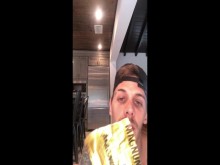 Mostrando a un fan como usó condón y le dio una gran corrida