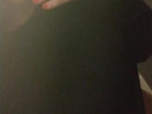 Orinando en el baño de un pub