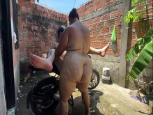 mi vecino me ayuda a lavar la moto y despues me folla