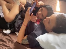 ¡MI NOVIO ESTÁ JUGANDO CON SU TELÉFONO Y SE LA VOY A CHUPAR HASTA QUE PIERDA! - PORNO ESPAÑOL