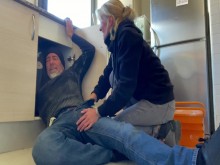 ESPOSA CALIENTE MAMADA AL FONTANERO EN MI COCINA