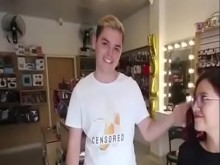Joven youtuber celebra sus 100k teniendo un rato divertido en una tienda con su chica &vert; elrojo