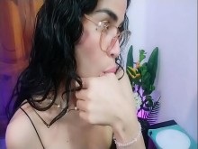 ella es traviesa jugando con sus dedos mojados