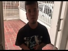 me llega de cliente un enano a comprar el mueble siempre me he preguntado si tienen verga grande o pequeña así que me desnudo para seducirlo y que gran sorpresa me lleve