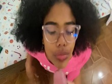 Encuentro masturbándose y me deja follarla para que no le diga a sus papás
