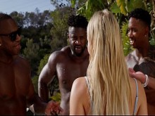 Hermosa rubia es follada duro por 4 negros. ¡¡GANGBANG DE PISS HARDCORE!!