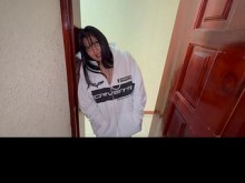 La novia de mi amigo no tiene donde pasar la noche y la dejo quedarse conmigo