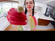 Latina delgada monta su polla vaquera hasta que su trenza se suelta