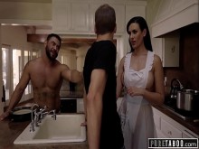 PURE TABOO Una pareja bisexual convence a un curioso estudiante de intercambio para que sea su nuevo tercer tercero ¡ESCENA COMPLETA!