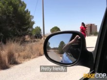 Falsa policía española puta se folla a un policía para un viaje de gasolina