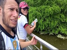 La conocí en un lago y luego la llevé a mi casa para apostar en un partido de fútbol contra Alemania. Ella perdió y tuvo que pagarme con sexo.