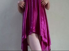 Indo porno Colmek viste un pijama de satén muy sexy y resbaladizo
